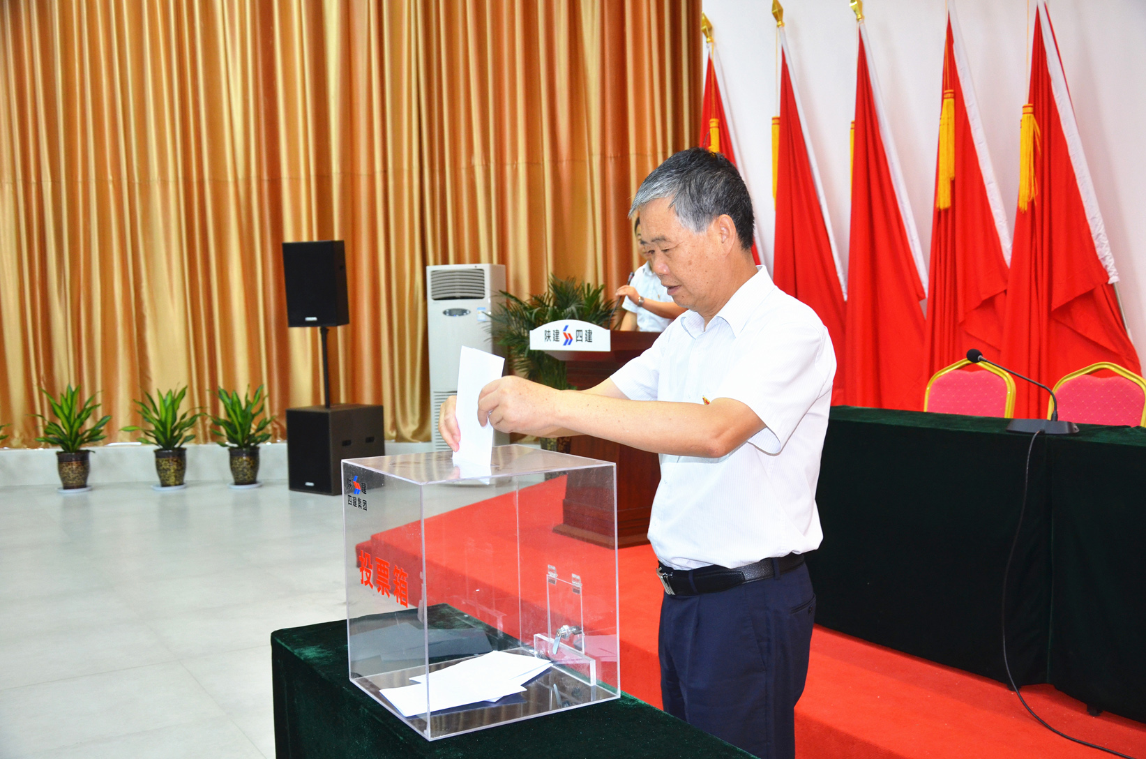 在随后召开的第一届机关党总支委员会议上,选举徐永宏为支部书记.